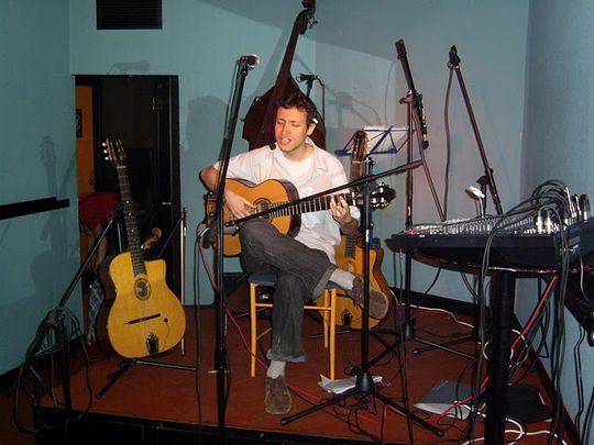 Bernardo Tonasse playing guitar